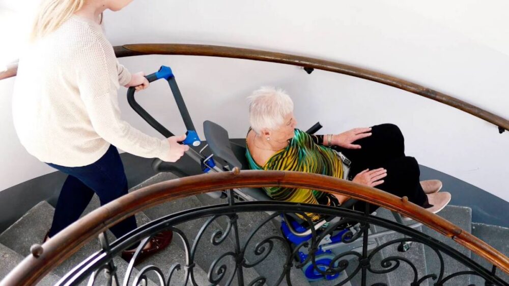 Kolečkový schodolez, zvláštní pomůcka, přeprava imobilních osob, jako invalidní vozík, bezbariérový