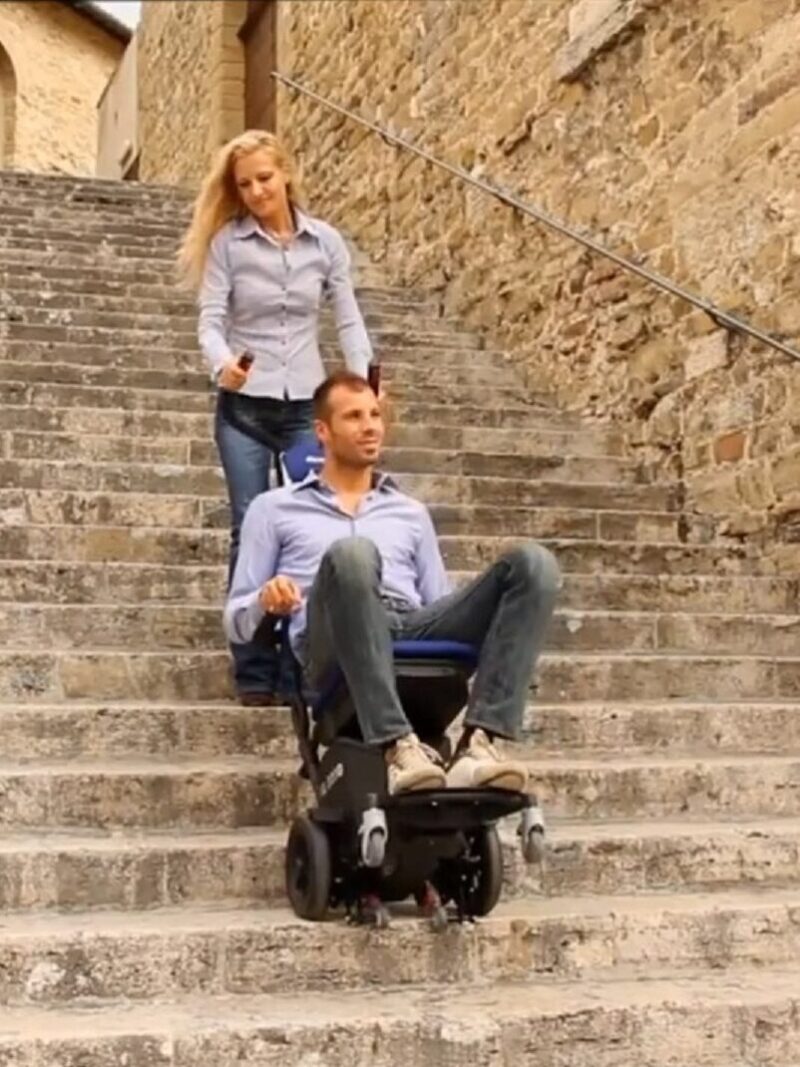 Kolečkový schodolez, invalidní vozík a osoba, zvláštní pomůcka, bezbariérovost