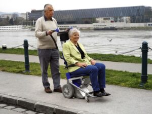 Kolečkový schodolez, zvláštní pomůcka, přeprava imobilních osob, jako invalidní vozík, bezbariérový