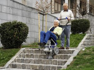 Kolečkový schodolez, zvláštní pomůcka, přeprava imobilních osob, jako invalidní vozík, bezbariérový