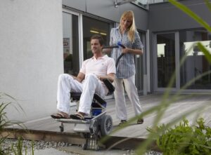Kolečkový schodolez, zvláštní pomůcka, přeprava imobilních osob, jako invalidní vozík, bezbariérový