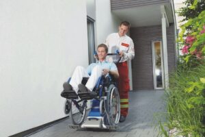 Kolečkový schodolez, zvláštní pomůcka, přeprava imobilních osob, jako invalidní vozík, bezbariérový