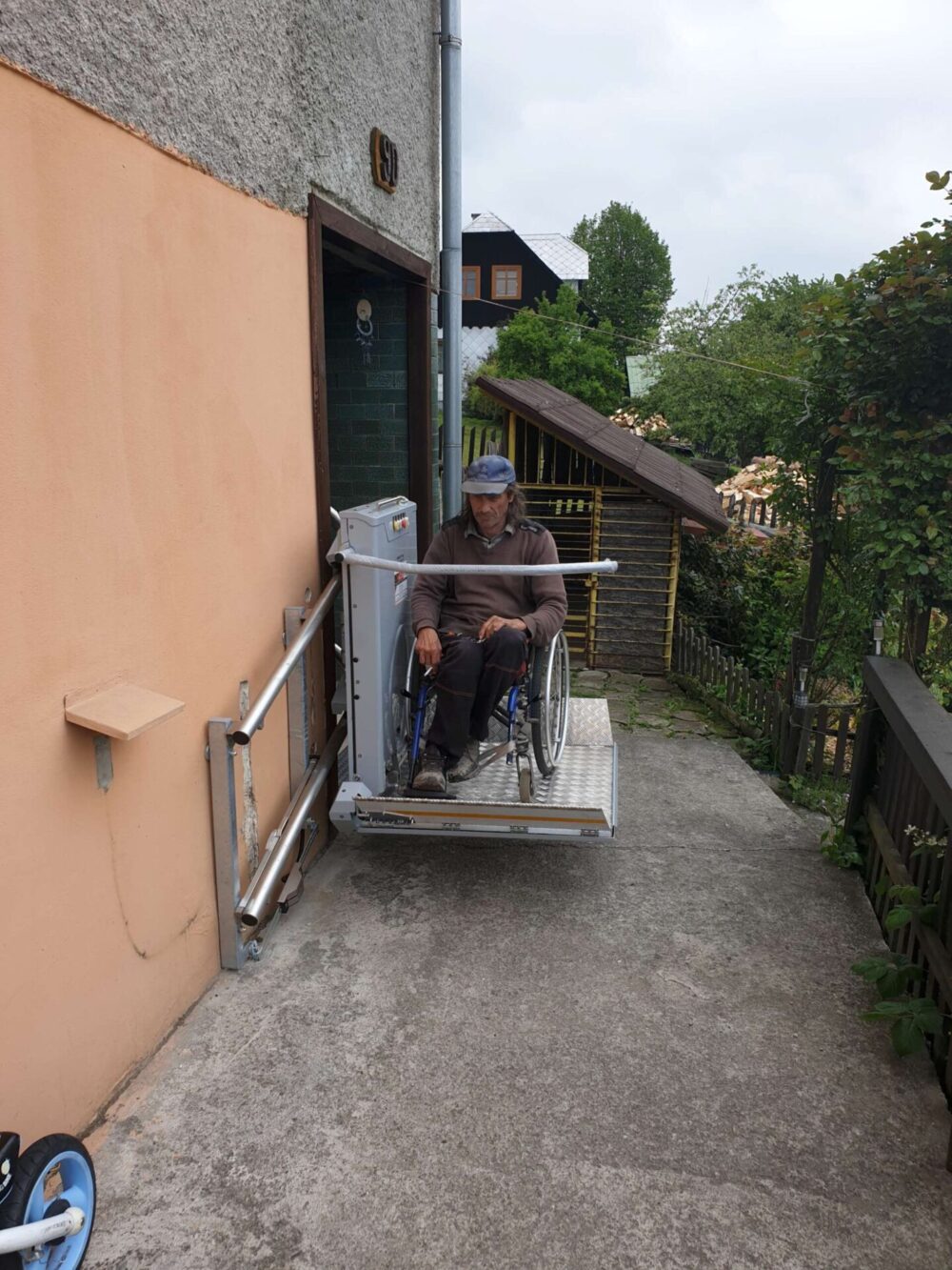 POMŮCKOV šikmá schodišťová plošina CPM pro imobilní osoby používající invalidní vozík