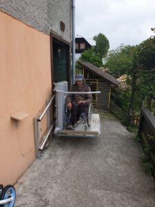 POMŮCKOV šikmá schodišťová plošina CPM pro imobilní osoby používající invalidní vozík
