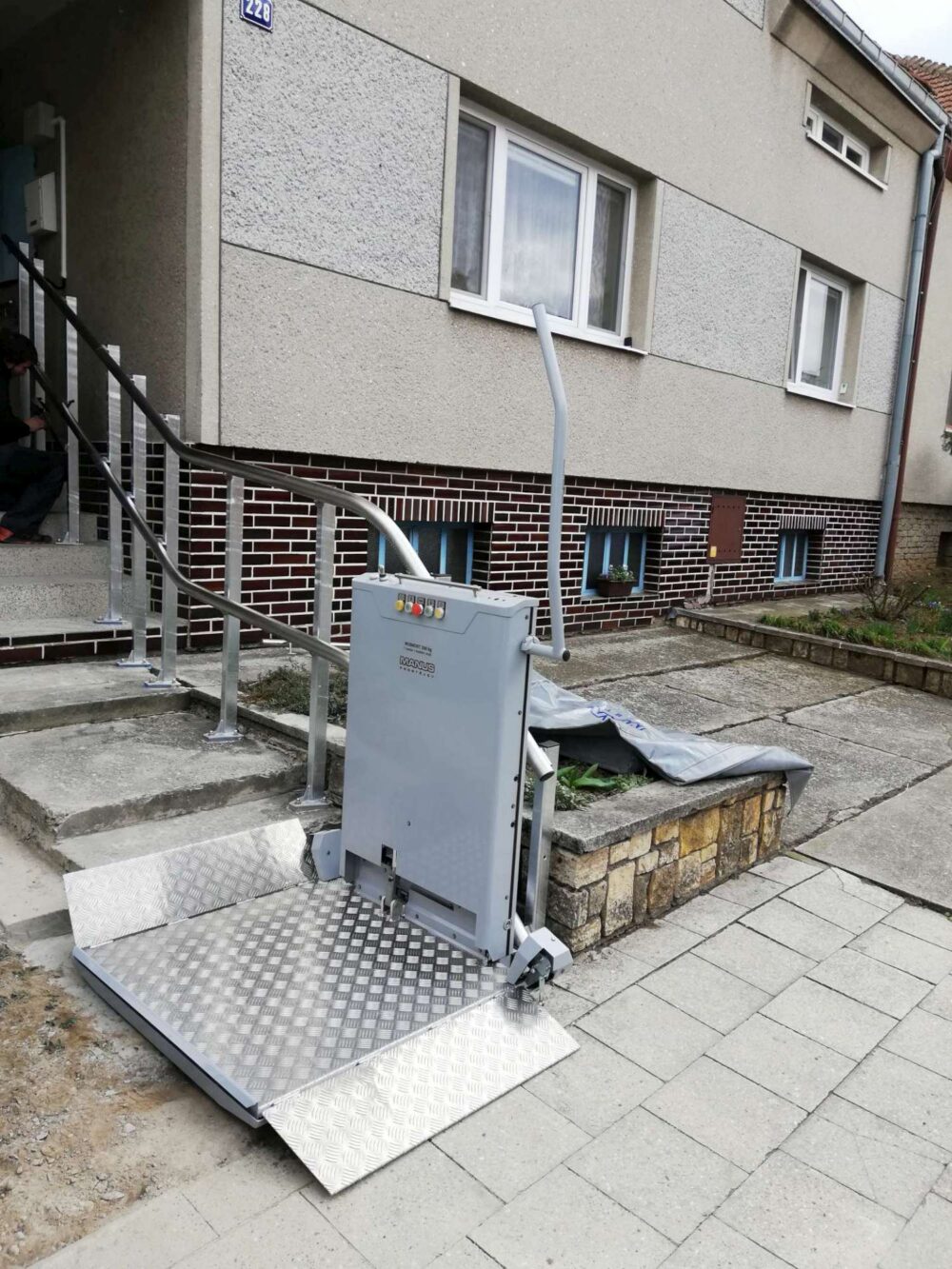 POMŮCKOV šikmá schodišťová plošina CPM pro imobilní osoby používající invalidní vozík