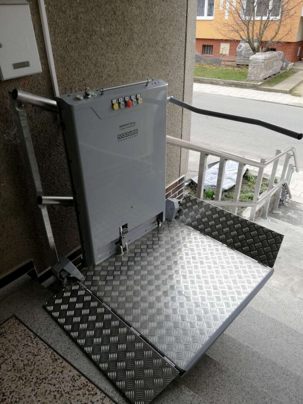 POMŮCKOV šikmá schodišťová plošina CPM pro imobilní osoby používající invalidní vozík