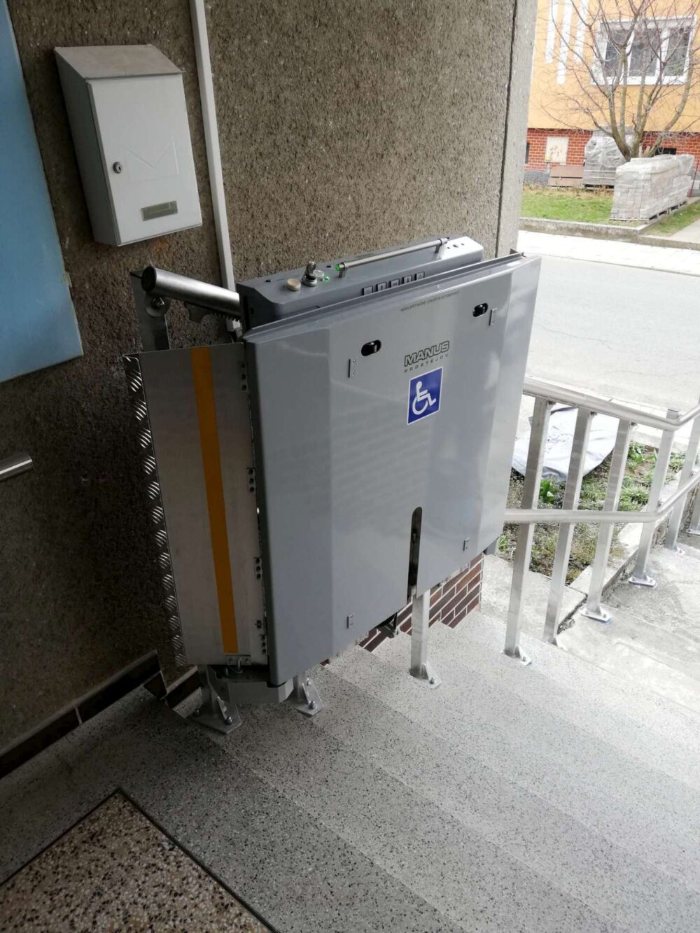 POMŮCKOV šikmá schodišťová plošina CPM pro imobilní osoby používající invalidní vozík