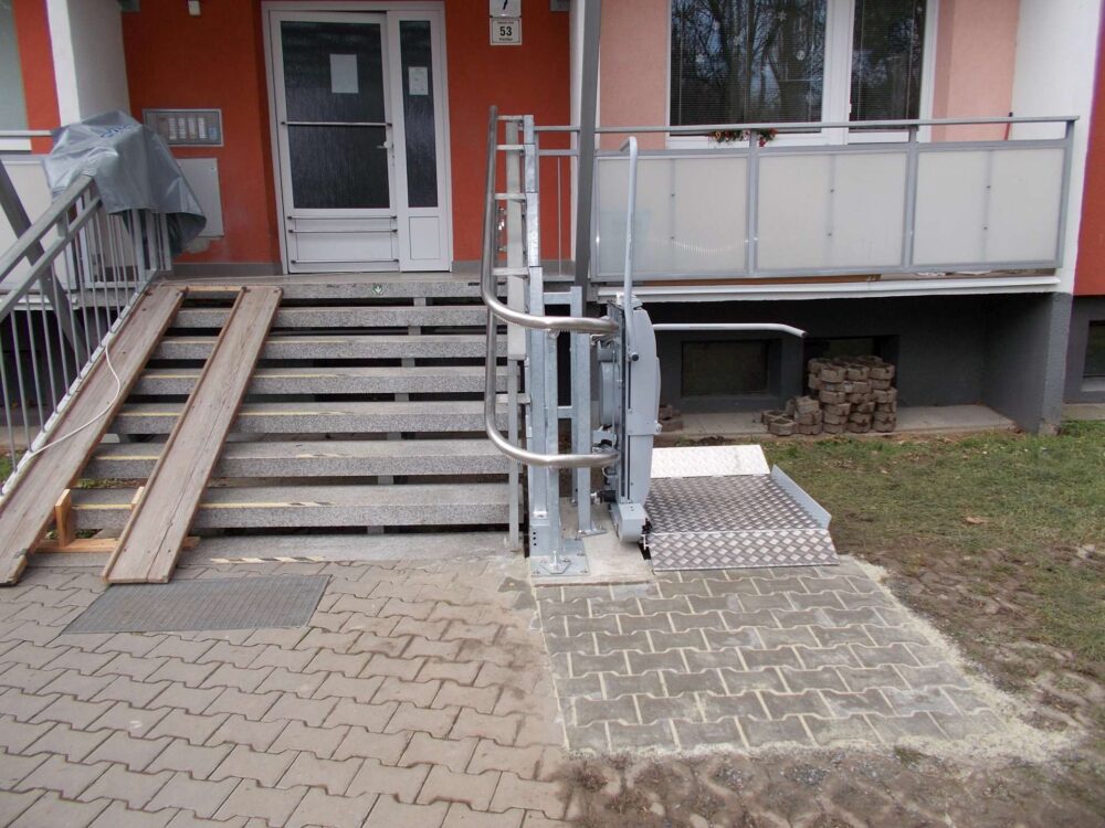 POMŮCKOV šikmá schodišťová plošina CPM pro imobilní osoby používající invalidní vozík