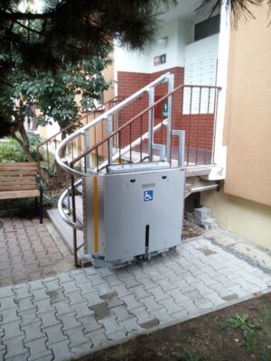POMŮCKOV šikmá schodišťová plošina CPM pro imobilní osoby používající invalidní vozík