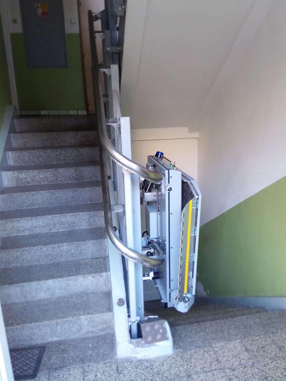 POMŮCKOV šikmá schodišťová plošina CPM pro imobilní osoby používající invalidní vozík