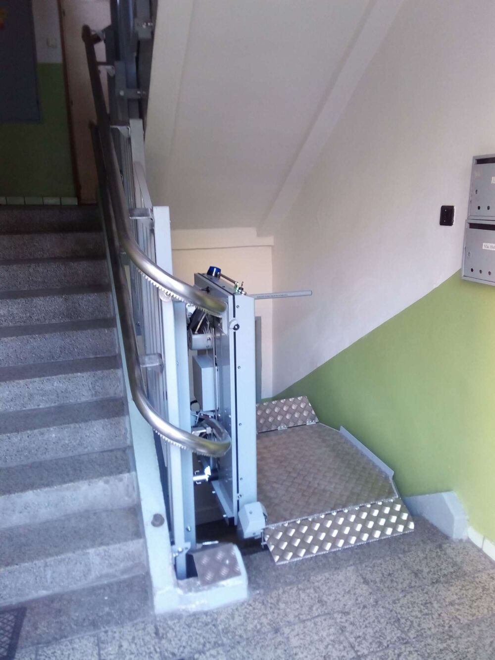 POMŮCKOV šikmá schodišťová plošina CPM pro imobilní osoby používající invalidní vozík