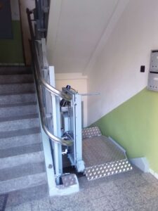 POMŮCKOV šikmá schodišťová plošina CPM pro imobilní osoby používající invalidní vozík