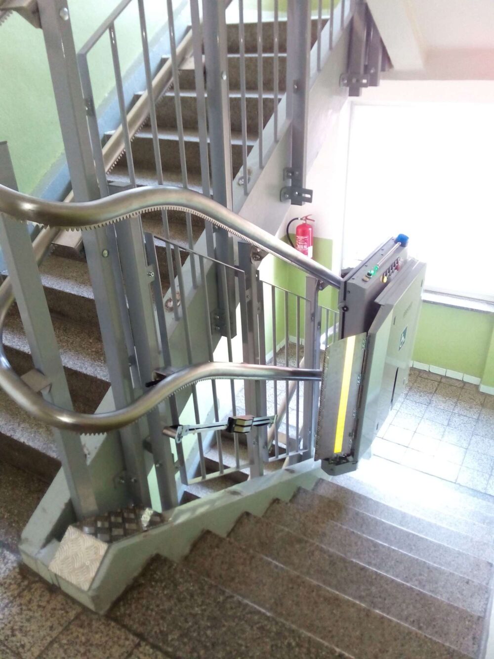 POMŮCKOV šikmá schodišťová plošina CPM pro imobilní osoby používající invalidní vozík