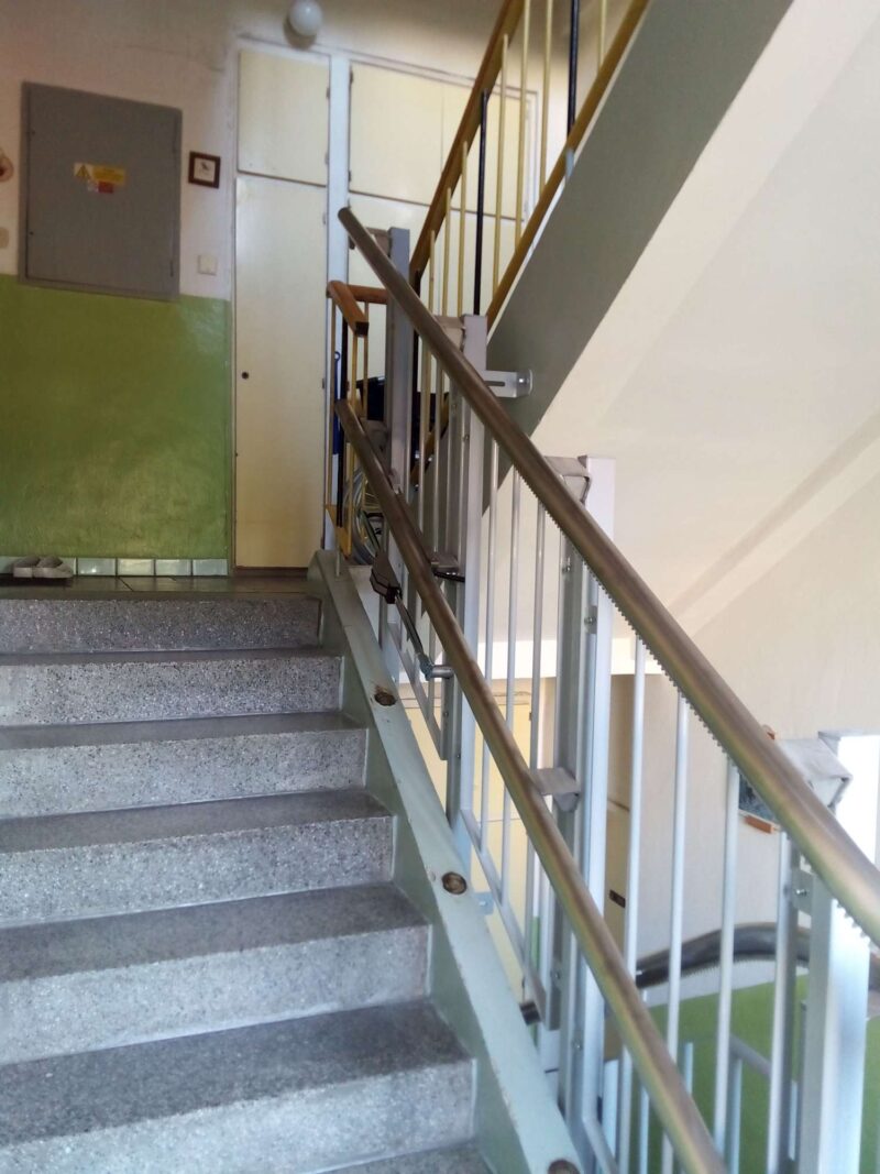 POMŮCKOV šikmá schodišťová plošina CPM pro imobilní osoby používající invalidní vozík