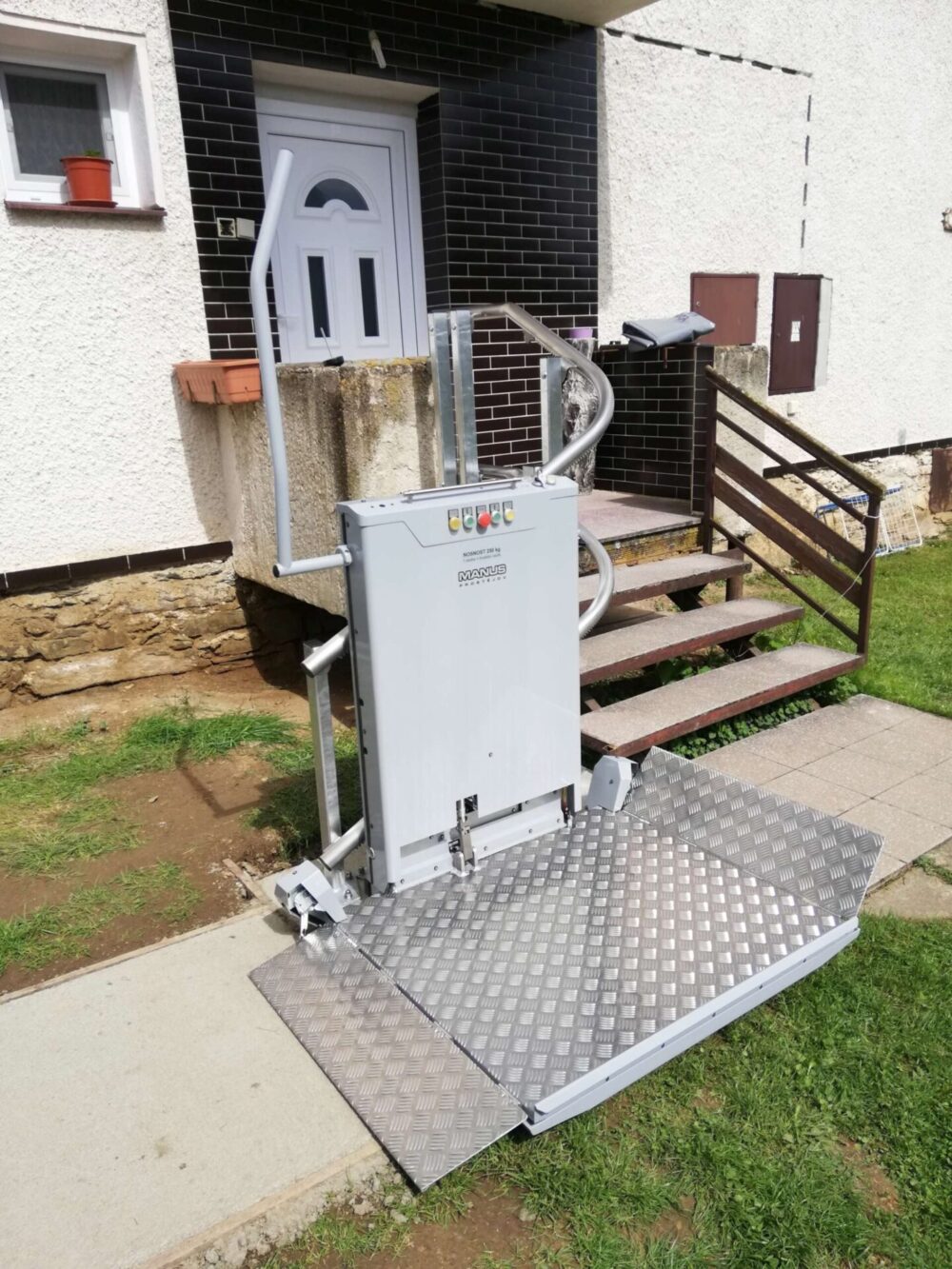 POMŮCKOV šikmá schodišťová plošina CPM pro imobilní osoby používající invalidní vozík