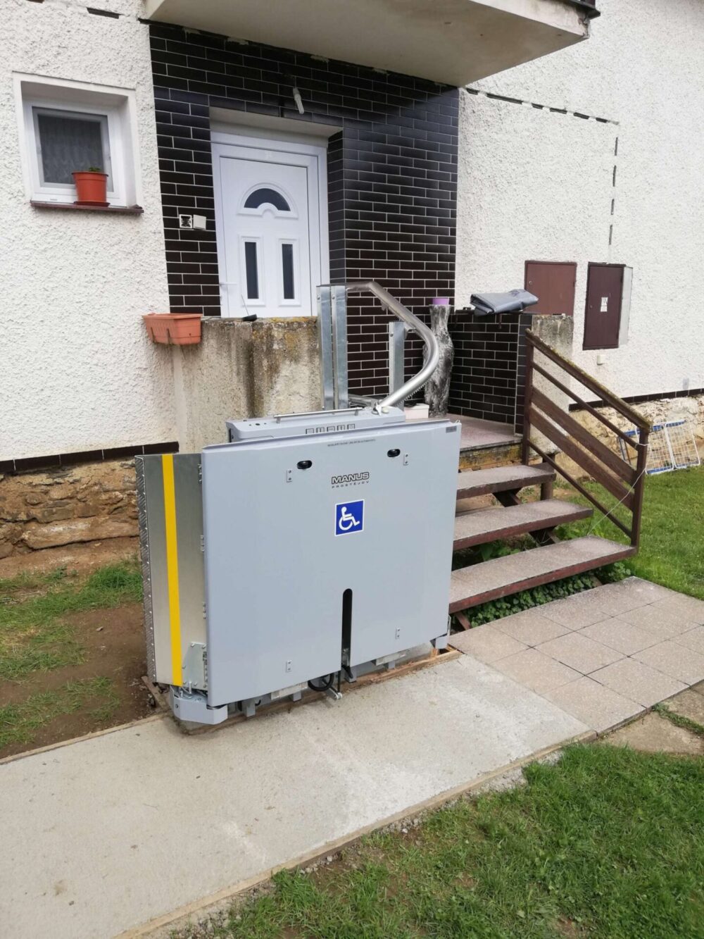 POMŮCKOV šikmá schodišťová plošina CPM pro imobilní osoby používající invalidní vozík