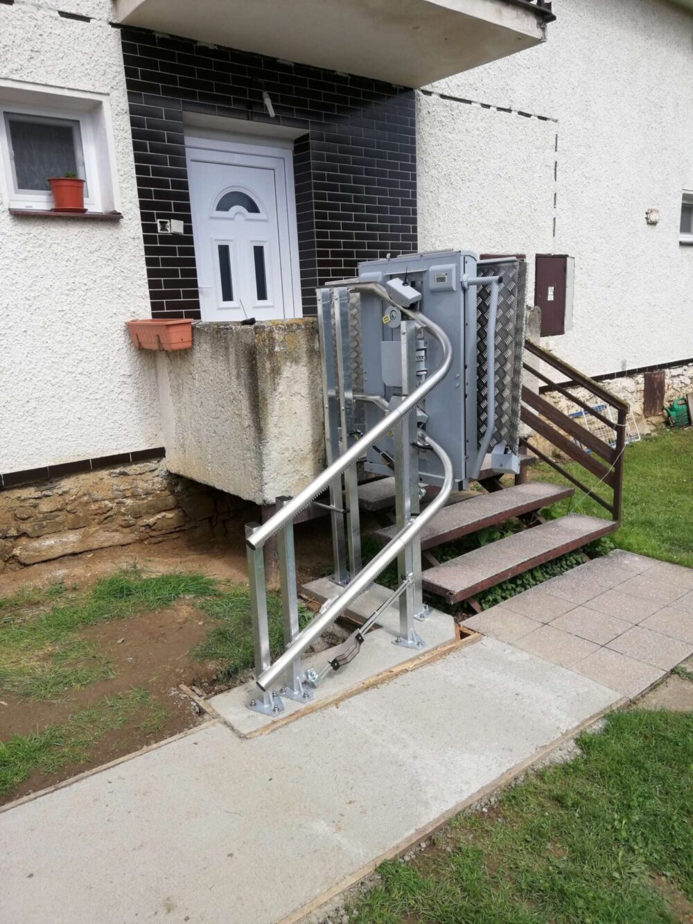 POMŮCKOV šikmá schodišťová plošina CPM pro imobilní osoby používající invalidní vozík