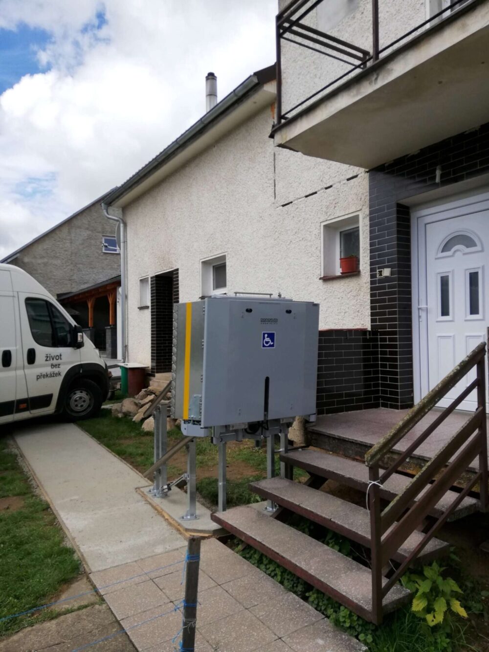 POMŮCKOV šikmá schodišťová plošina CPM pro imobilní osoby používající invalidní vozík