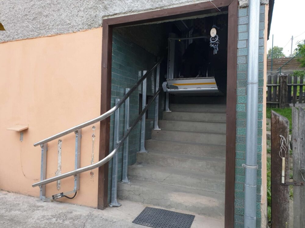 POMŮCKOV šikmá schodišťová plošina CPM pro imobilní osoby používající invalidní vozík