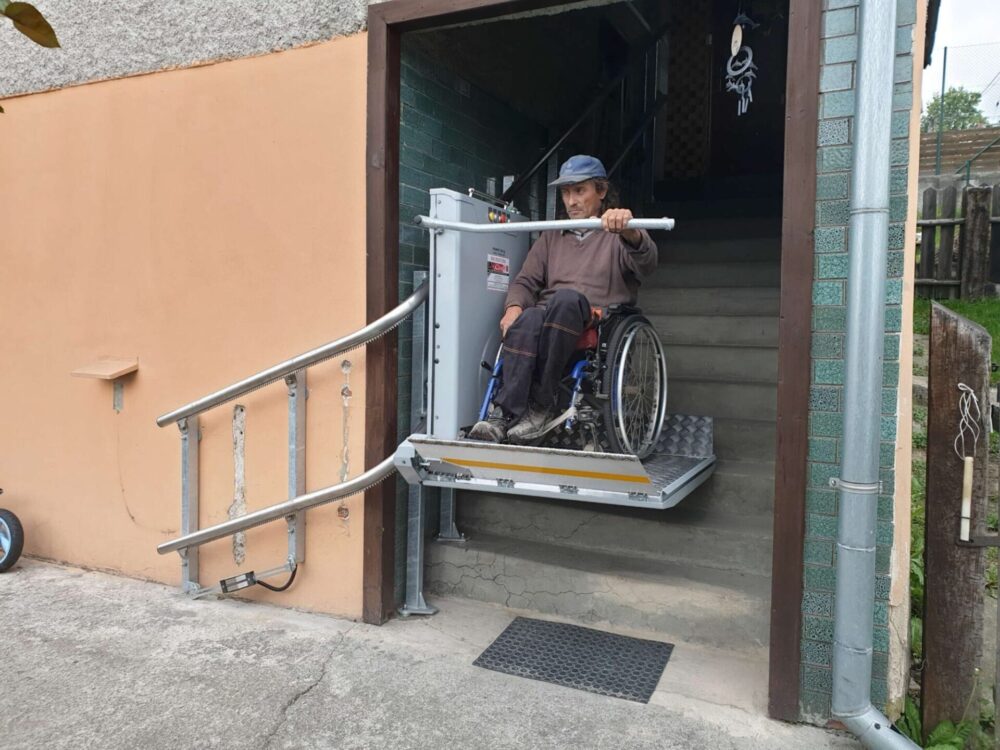 POMŮCKOV šikmá schodišťová plošina CPM pro imobilní osoby používající invalidní vozík