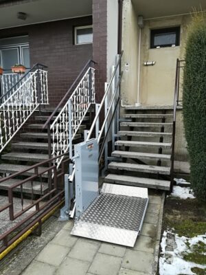 POMŮCKOV šikmá schodišťová plošina IPM pro imobilní osoby používající invalidní vozík