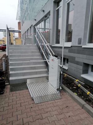 POMŮCKOV šikmá schodišťová plošina IPM pro imobilní osoby používající invalidní vozík