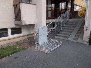 POMŮCKOV šikmá schodišťová plošina IPM pro imobilní osoby používající invalidní vozík