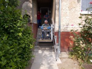 POMŮCKOV šikmá schodišťová plošina IPM pro imobilní osoby používající invalidní vozík
