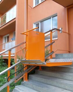 POMŮCKOV šikmá schodišťová plošina IPM pro imobilní osoby používající invalidní vozík