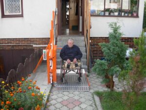 POMŮCKOV šikmá schodišťová plošina IPM pro imobilní osoby používající invalidní vozík