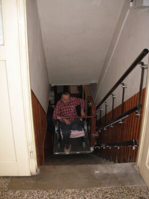 POMŮCKOV šikmá schodišťová plošina IPM pro imobilní osoby používající invalidní vozík