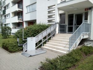 POMŮCKOV šikmá schodišťová plošina IPM pro imobilní osoby používající invalidní vozík