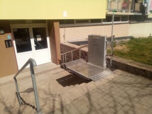 POMŮCKOV šikmá schodišťová plošina IPM pro imobilní osoby používající invalidní vozík