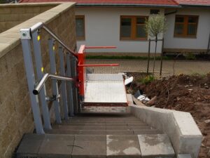 POMŮCKOV šikmá schodišťová plošina IPM pro imobilní osoby používající invalidní vozík