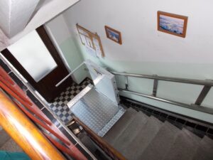 POMŮCKOV šikmá schodišťová plošina IPM pro imobilní osoby používající invalidní vozík