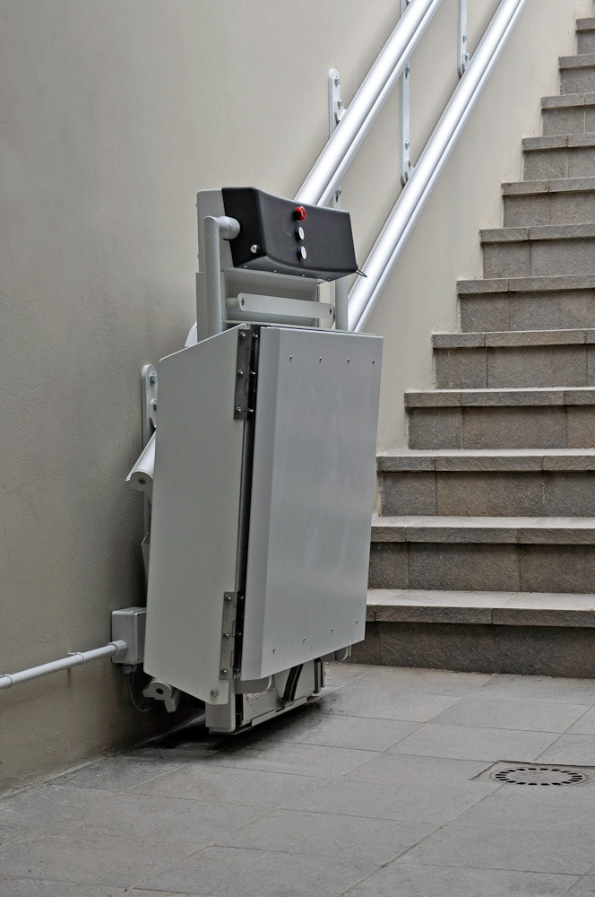 POMŮCKOV šikmá schodišťová plošina LOGIC pro imobilní osoby používající invalidní vozík