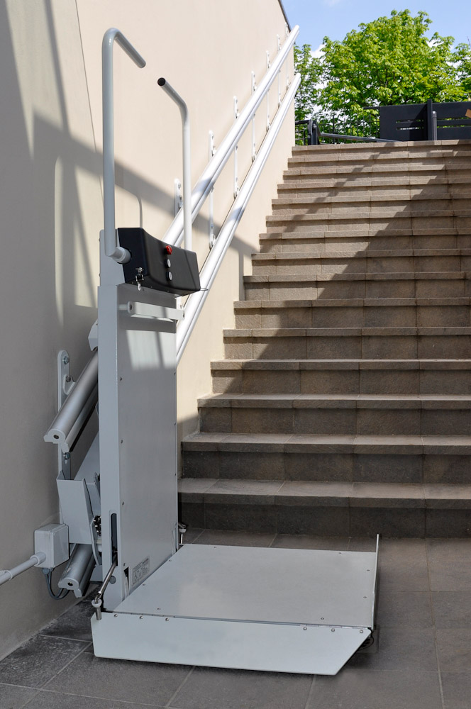 POMŮCKOV šikmá schodišťová plošina LOGIC pro imobilní osoby používající invalidní vozík