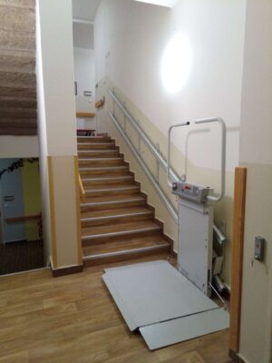 POMŮCKOV šikmá schodišťová plošina LOGIC pro imobilní osoby používající invalidní vozík