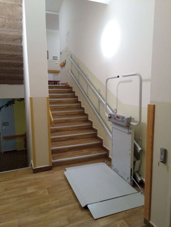 POMŮCKOV šikmá schodišťová plošina LOGIC pro imobilní osoby používající invalidní vozík