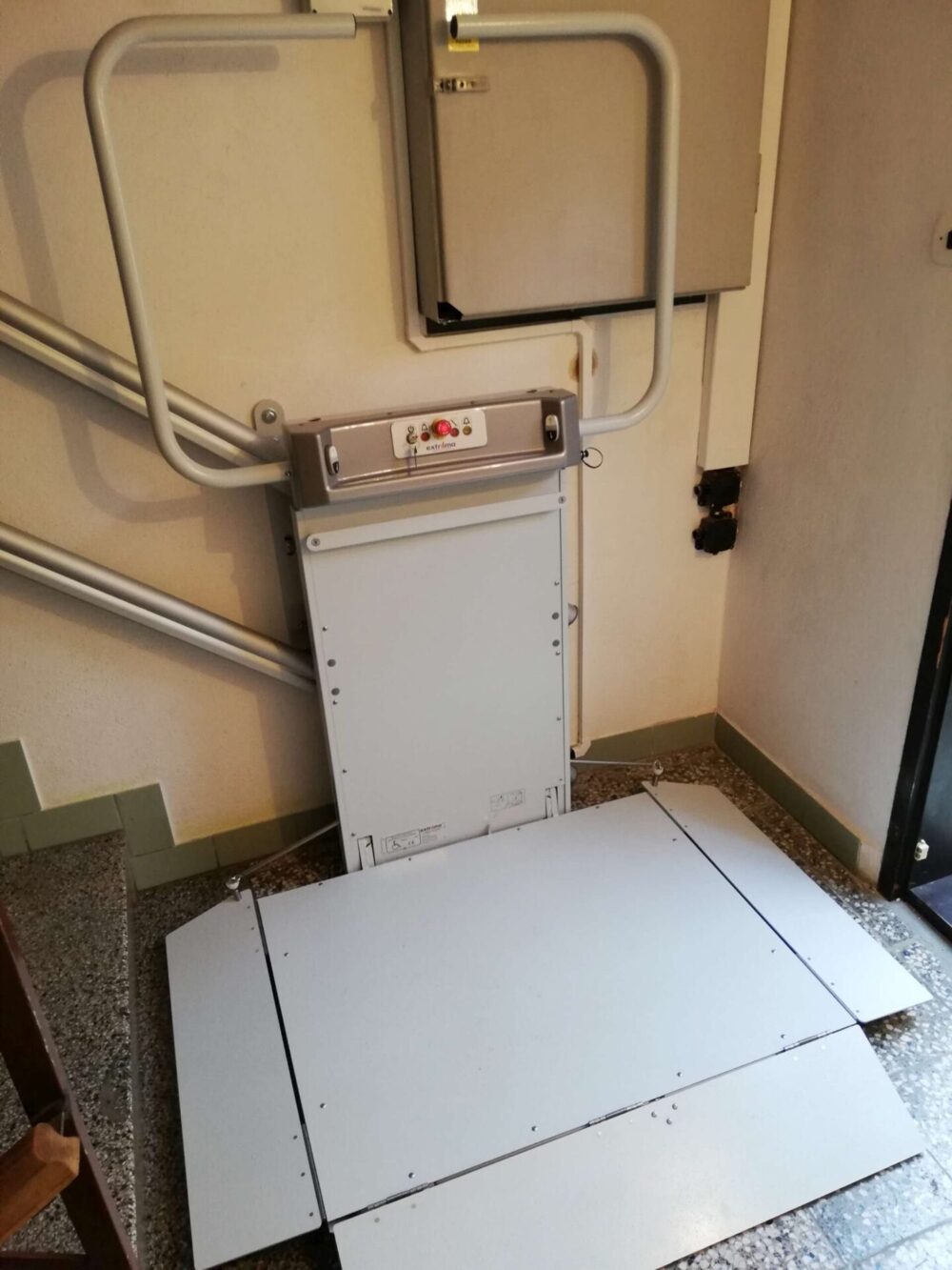 POMŮCKOV šikmá schodišťová plošina LOGIC pro imobilní osoby používající invalidní vozík