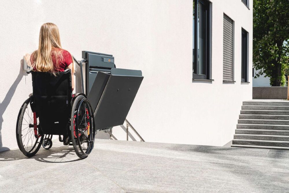 POMŮCKOV šikmá schodišťová plošina PLG7