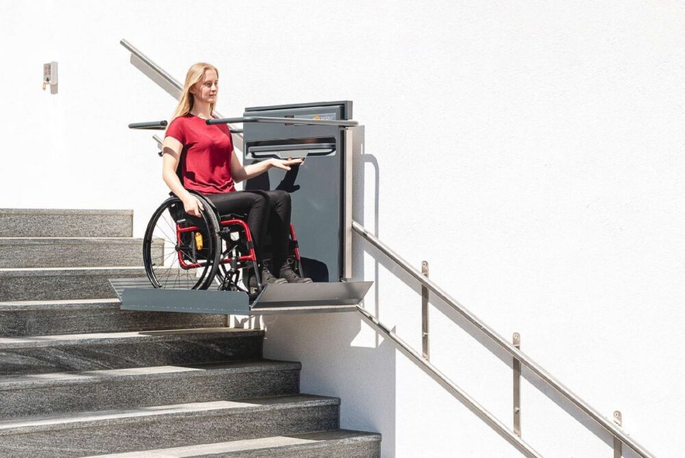 POMŮCKOV šikmá schodišťová plošina PLG7