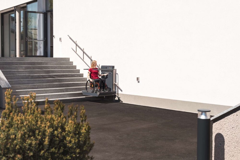 POMŮCKOV šikmá schodišťová plošina PLG7