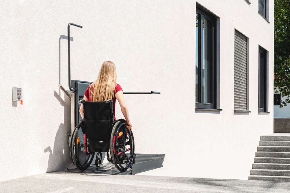 POMŮCKOV šikmá schodišťová plošina PLG7