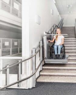 POMŮCKOV šikmá schodišťová plošina PLK8