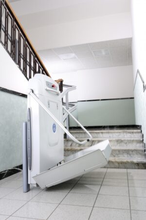 POMŮCKOV šikmá schodišťová plošina SUPRA pro imobilní osoby používající invalidní vozík