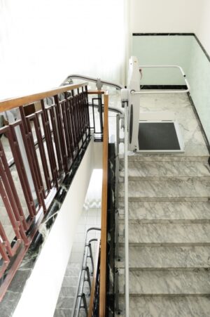 POMŮCKOV šikmá schodišťová plošina SUPRA pro imobilní osoby používající invalidní vozík
