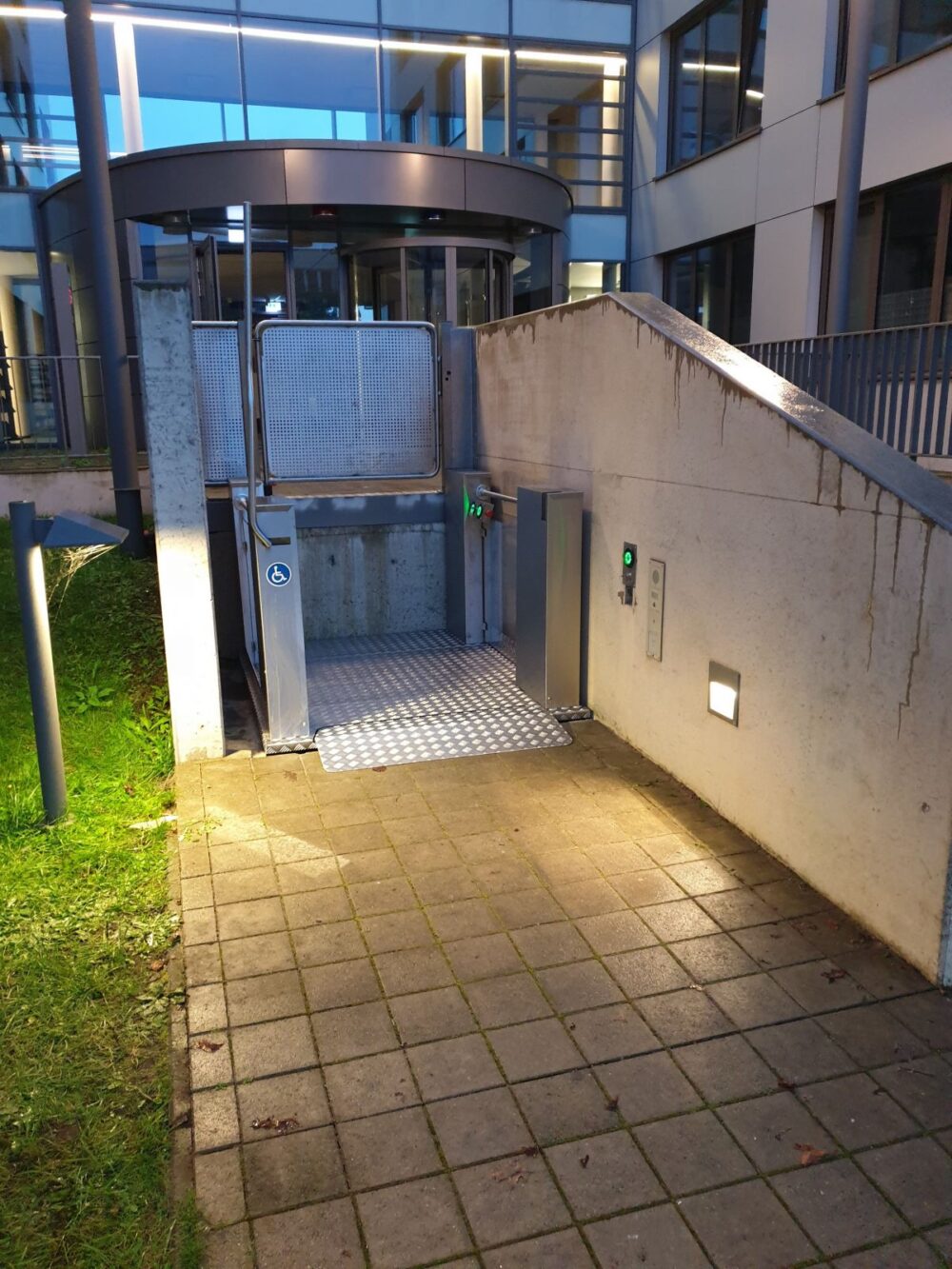 POMŮCKOV svislá zdvihací plošina Herkules