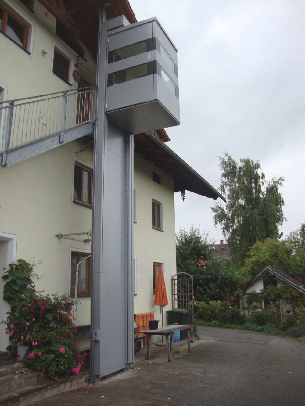 POMŮCKOV svislá zdvihací plošina QuattroPorte