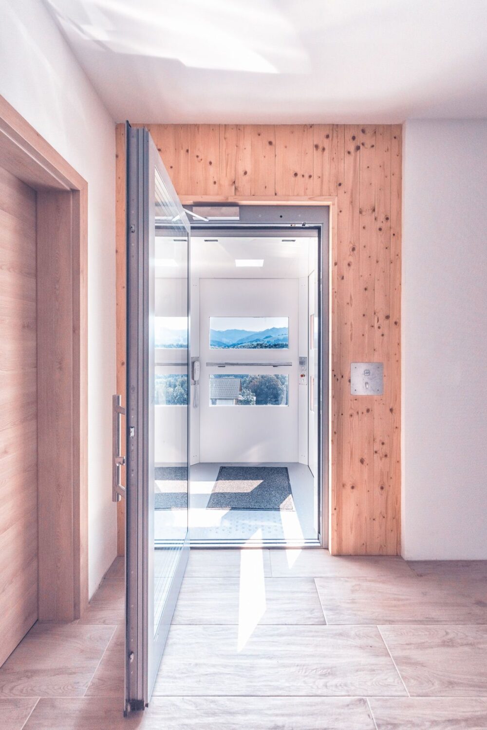 POMŮCKOV svislá zdvihací plošina QuattroPorte